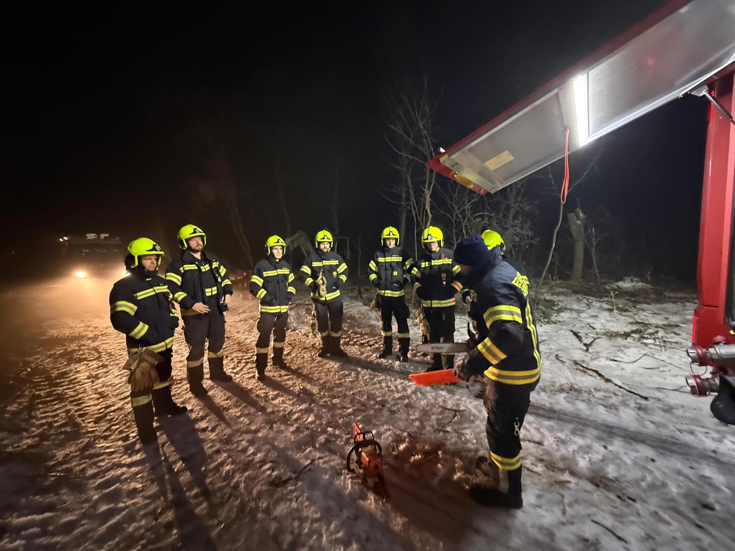 Kameradschaftsmittwoch – Kettensägenübung der FF Schönau an der Triesting

Am Kameradschaftsmittwoch, dem 14. Jänner 2026, führten einige Kameraden der FF Schönau an der Triesting eine praxisnahe Übung zum Thema Umgang mit der Kettensäge durch.

Ziel der Übung war es, den sicheren und fachgerechten Einsatz der Kettensäge zu festigen sowie bestehendes Wissen zu vertiefen.

weitere Informationen sowie Fotos finden Sie auf unserer Webseite www.ffschoenautriesting.at.